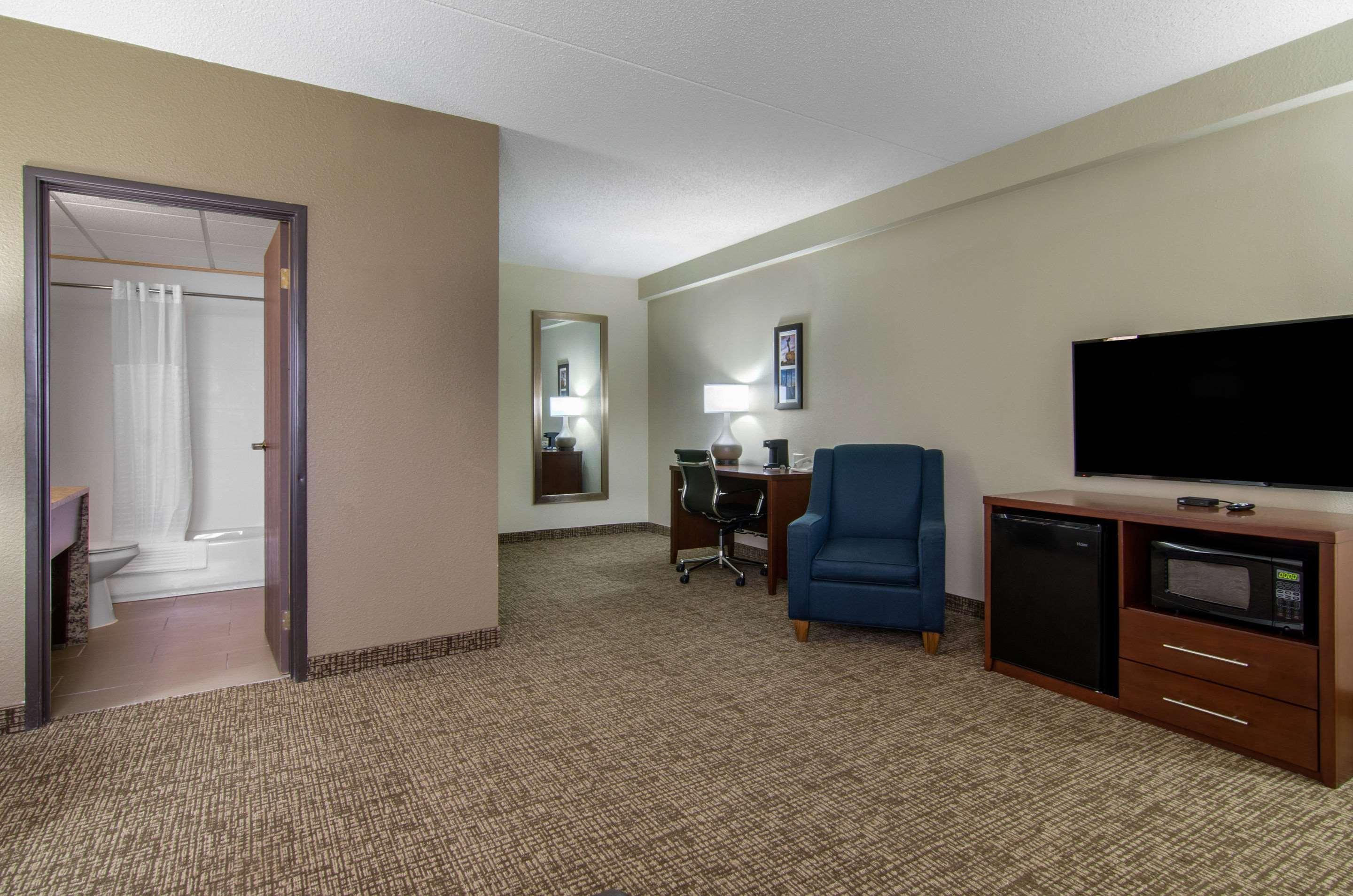 Comfort Inn & Suites Wichita Exterior photo
