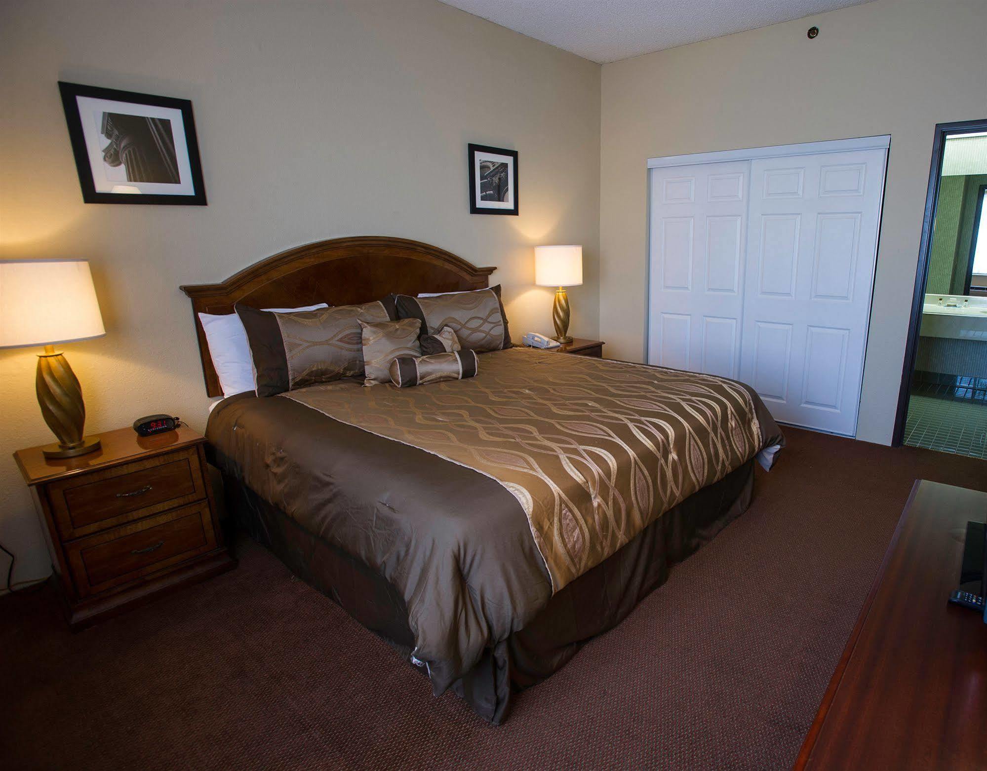 Comfort Inn & Suites Wichita Exterior photo